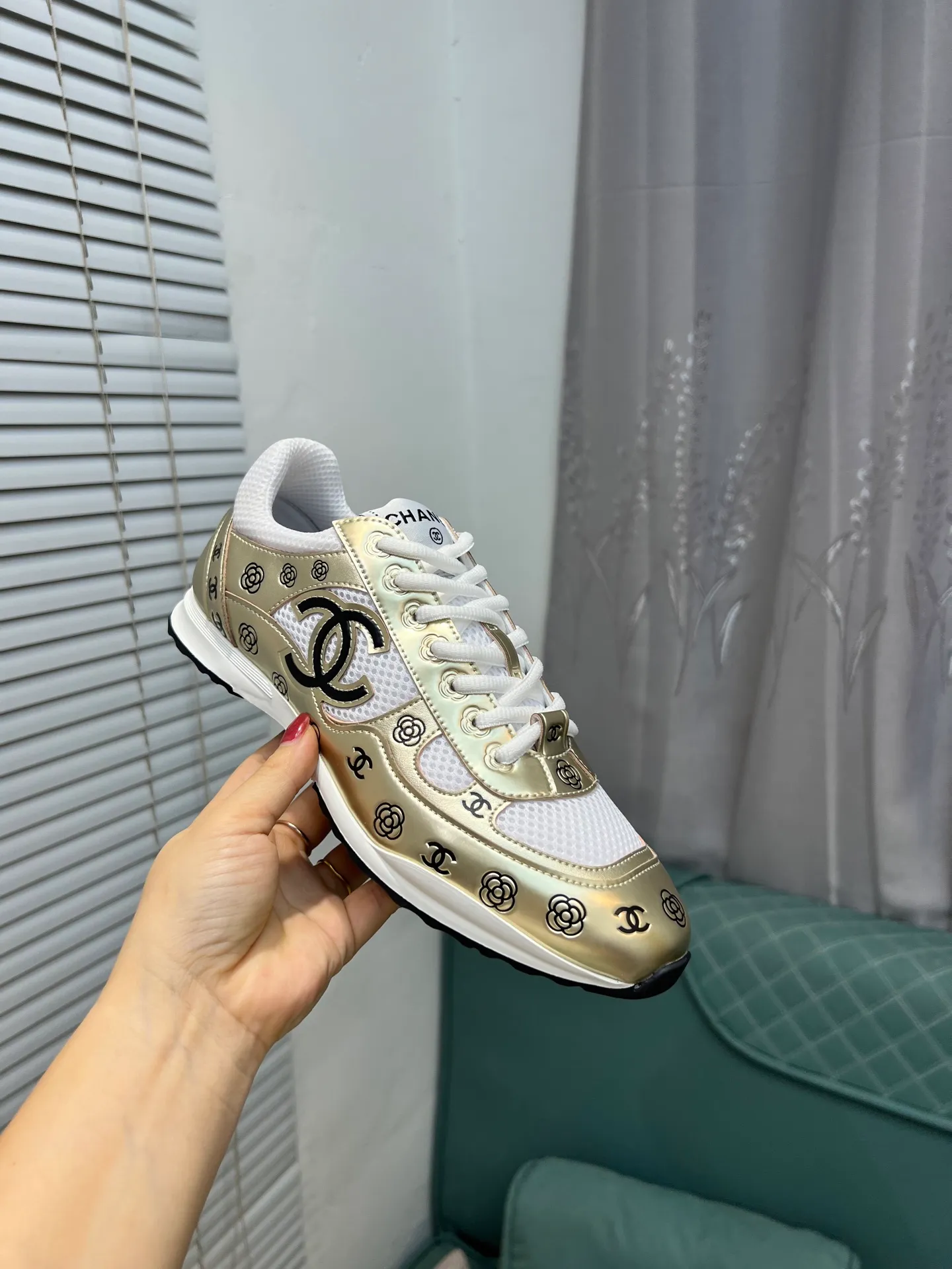 Men's men's shoes 💰640 Exclusive real shot (top version) CHANEL Chanel 2025ss color matching thick-soled casual sports shoes and sneakers. The counter is synchronized. The counter is very popular. A shoe that is very difficult to buy. The most popular thick-soled panda shoes on the Internet. It can be imagined that Xiaoxiang control can't miss it. It has both good looks and comfort. Simple and versatile white shoes. The thick sole increases the height and is super versatile. Close your eyes and wear it. Whoever wears it will look better. Upper: calfskin Lining: imported sheepskin lining Outsole: TPU original outsole Size: 35-44 (customized for women 41 and 40, and 45 for men)